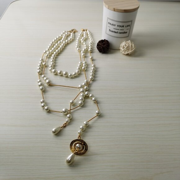 Vivienne Westwood Irregular Three Row Pearl Bas Relief Choker in gold - Picture 2 of 9